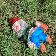 1pcDrunk Gnome Statue Outdoor Decoration, Fun Knome Sculpture Yard Decoration Lawn Patio Gnome Decoration, Perfect For Housewarming, Valentine's Day, Weird Garden Gifts - Blue - View 5