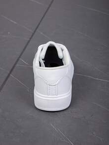 Zapatillas blancas clásicas, ligeras, casuales y deportivas de la punta redonda de corte bajo para mujeres jóvenes y elegantes para las cuatro estaciones - Blanco - Ver 6