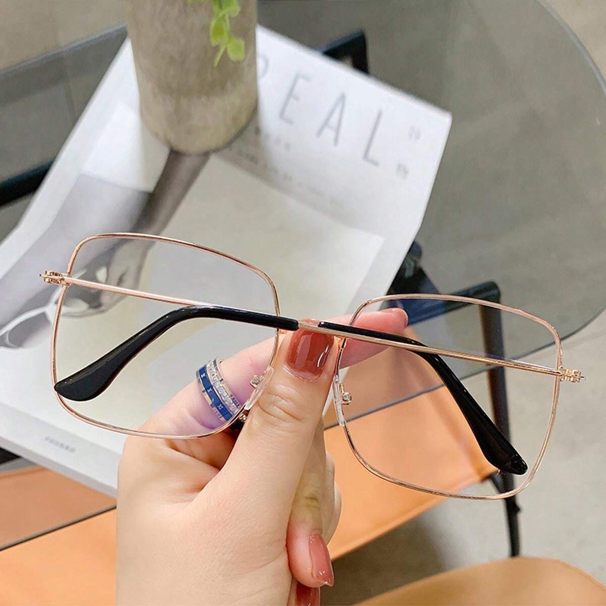Joli grand ensemble de lunettes de soleil colorées de différentes