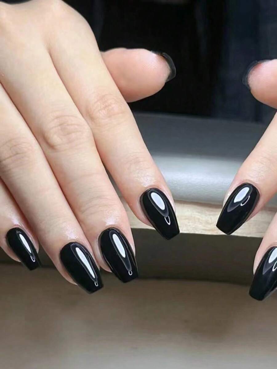 24 uñas postizas de forma de ataúd cortas y perfectamente ajustadas y un conjunto de uñas postizas negras minimalistas de longitud media, adecuadas para que las niñas y mujeres las usen en diferentes colores, mejorando instantáneamente su estilo. Suministros de uñas presionadas. - Negro - Ver 1