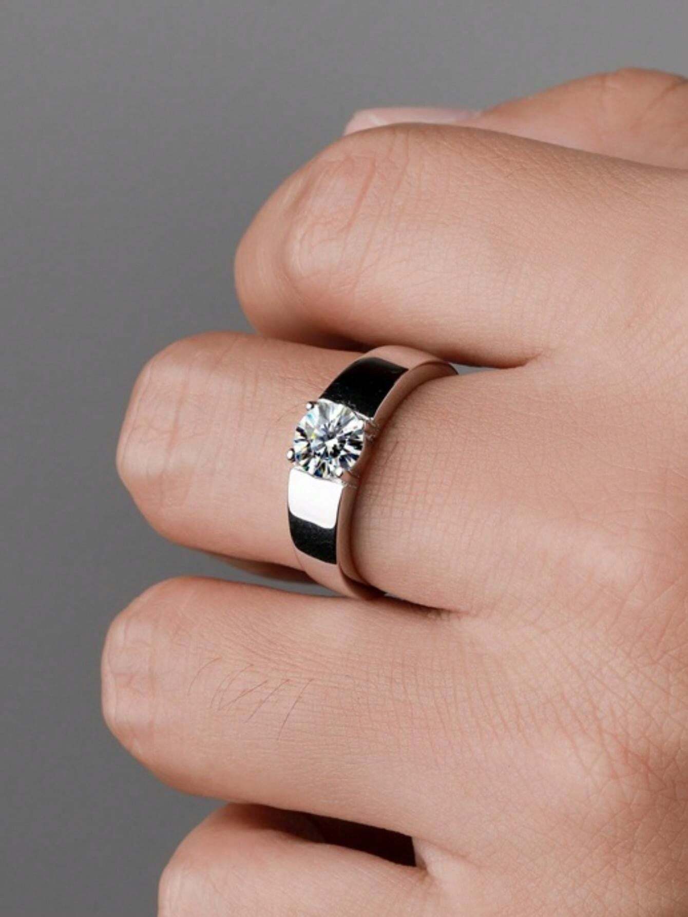 Un anillo masculino elegante y sencillo con diseño austero y elegante