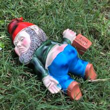 1pcDrunk Gnome Statue Outdoor Decoration, Fun Knome Sculpture Yard Decoration Lawn Patio Gnome Decoration, Perfect For Housewarming, Valentine's Day, Weird Garden Gifts - Blue - View 4