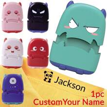 1 pieza Sello personalizado con nombre para ropa, sellos de ropa personalizados para prendas, sello de nombre personalizado, sello de ropa impermeable multifuncional, sello, reutilizable, impermeable, de secado rápido, exquisito, lindo, adorable personalizado, único, regalo ideal para él, ella, familia, amigos, hijo, hija, estudiantes escolares para aniversarios, para el Día del Niño, para cumpleaños, escuela, hogar, máquinas de estampado personalizadas, útiles escolares de vuelta a clases, multifuncional, duradero, ornamental, reutilizable, exquisito, elegante, de alta calidad, colorido, moderno, personalizado, único, regalo ideal para él, regalo ideal para ella, novio, papá, novia, mamá, familia, amigos, salón de té, hogar, jardín, oficina, para aniversarios, para el Día de San Valentín, para el Día de la Madre, para cumpleaños, para el Día del Padre, para graduación, para bodas, para inauguración de la casa