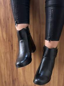 Bota Cano Curto Básica Fivela em Couro Preto botas feminina - Preto - Visão 4