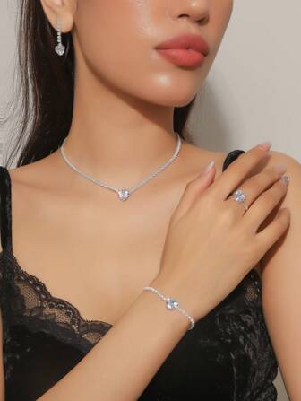 优雅简约的5件套水晶首饰套装，包含项链、耳环、手链和戒指。闪耀的心形，时尚百搭，适合所有场合。情人节、妈妈、母亲节、礼物