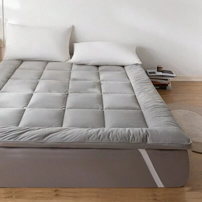 1 tấm lót nệm gấp gọn, thích hợp cho giấc ngủ sâu, cỡ Full Size, mềm mại và thoáng khí, chất liệu thay thế lông vũ, có dây chun, thiết kế kiểu gối phủ trên, phù hợp với nệm dày từ 2,5 đến 50 cm, có thể giặt máy, màu xám nhạt.
