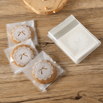 100 pièces de sacs plastiques transparents avec nœuds blancs - adhésifs, parfaits pour les biscuits et les cadeaux de fête - idéal pour les vacances - 7*7cm Jour de la Saint-Valentin