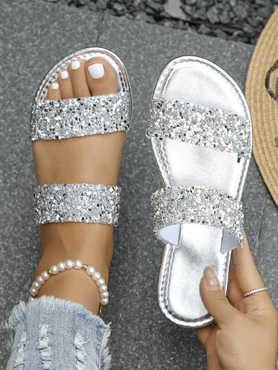 Kvinnor med glittrigt dekorerade tofflor, platta sommarskor, lätta strandsandaler