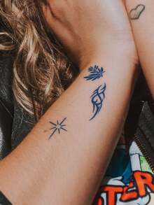 CAT QUEEN ART Sticker temporal de tatuaje herbal en azul, pequeños diseños, de moda y de larga duración (7-14 días), no se desvanece ni refleja, para dedos, muñecas, Body, etc., paquete de 1 pieza - Azul - Ver 7