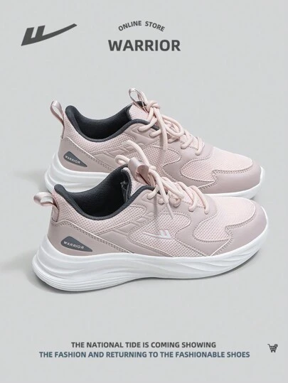 女款運動淺粉色戶外跑鞋，透氣網布設計，前系帶設計與輕盈柔軟鞋底一同呈現。