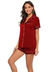 彈性緞面經典短袖襯衫和短褲套裝,配有紅酒色縫邊翻領家居服