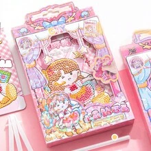 1盒鑽石畫製作套件，採用丙烯酸樹脂材料，有多款可愛的卡通圖案，附有鑽石筆、多色鑽石、畫布、膠水和托盤。 - 粉色 - 查看 5