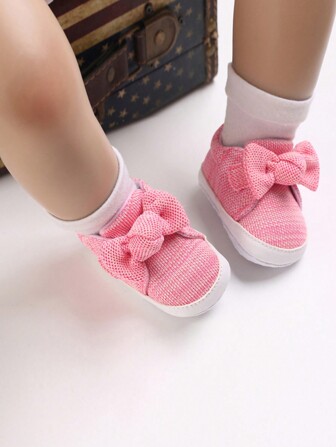 女童可爱蝴蝶结防滑平底休闲踏步鞋，适合所有季节