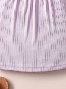 Ragazza giovane, top di colore semplice e gonna elastica per l'estate