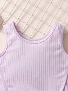 Ragazza giovane, top di colore semplice e gonna elastica per l'estate