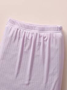 Ragazza giovane, top di colore semplice e gonna elastica per l'estate