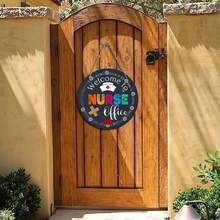 1个欢迎木质花环牌，海军蓝和天然海景花环，饰有锚、蝴蝶结和手指海星，海岸沙滩花环，“欢迎来到我们的海滨小屋”，8*8英寸，预钻孔，孔位随机。