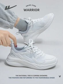 1 pereche de pantofi de alergare albi, sportivi, respirabili, pentru exterior, cu șireturi în față și talpă moale