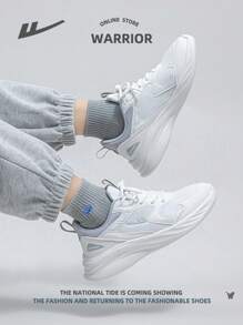 1 pereche de pantofi de alergare albi, sportivi, respirabili, pentru exterior, cu șireturi în față și talpă moale