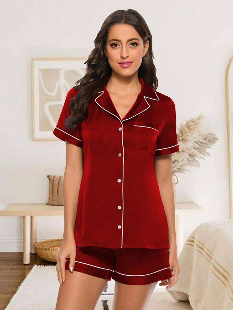 彈性緞面經典短袖襯衫和短褲套裝,配有紅酒色縫邊翻領家居服