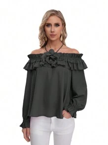 Blusa formal con maga larga, hombros descubiertos con detalle de resorte en la parte de los hombros con olanes  y una flor en el centro - Negro - Ver 1