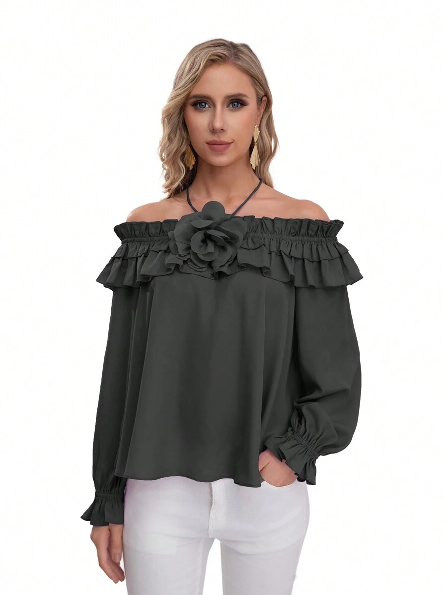 Blusa formal con maga larga, hombros descubiertos con detalle de resorte en la parte de los hombros con olanes y una flor en el centro - Negro - Ver 1