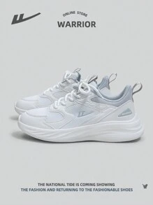 1 pereche de pantofi de alergare albi, sportivi, respirabili, pentru exterior, cu șireturi în față și talpă moale