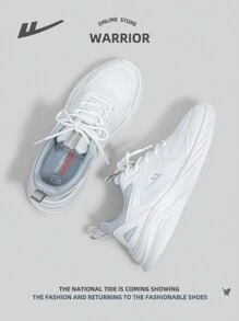 1 pereche de pantofi de alergare albi, sportivi, respirabili, pentru exterior, cu șireturi în față și talpă moale