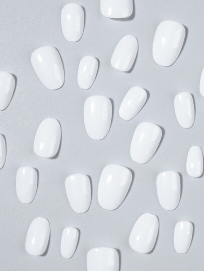 見た目を瞬時にアップグレードするために、24個セットのホワイトショートオーバルヌードカラーグロスプレスオンネイルで、マカロンキャンディカラーフルフィットアクリルフェイクネイル、ジェリーグルー1個、ネイルファイル1個を含み、女性や女の子の日常の仕事、勉学、パーティーに最適