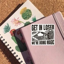 1張Get In Loser We're Doing Magic貼紙 - 迷人語句貼紙，適合奇幻迷和巫術愛好者，耐用和防水的乙烯基材質，適用於筆記型電腦、汽車和筆記本電腦。 - 彩色 - 查看 3