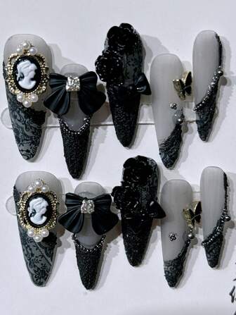 Söt & Cool gotisk stil 10 st mandelformad handgjord svart barock kamelia Sexig spets & 3D svart rosett Nail Art Stickers med pärlor och -tema ljus lyx lösnaglar. Perfekt för alla kvinnors dagliga, fester, festivaler, dejting, brudnaglar. Gratis 1 gelélim+1 st Nagelfil Press On Nails Nageltillbehör