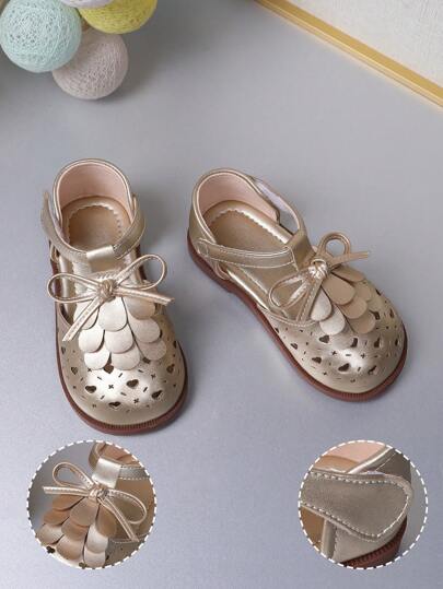 簡約設計嬰兒女童瑪莉珍鞋，空心愛心形狀設計配金色流蘇蝴蝶結，魔術貼綁帶非滑休閒鞋，適用於學步和步行，適合春夏秋冬