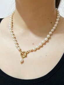 Conjunto de joyería de perlas con:1) Collar de perlas de 8mm con cuentas redondas doradas, diseño de doble capa, longitud de 20 pulgadas. 2) Pulsera de 7.8 pulgadas con cordón de perlas y hebilla OT personalizada. Es un set de joyería de perlas como regalo.