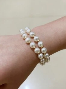 Conjunto de joyería de perlas con:1) Collar de perlas de 8mm con cuentas redondas doradas, diseño de doble capa, longitud de 20 pulgadas. 2) Pulsera de 7.8 pulgadas con cordón de perlas y hebilla OT personalizada. Es un set de joyería de perlas como regalo.