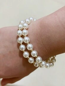 Conjunto de joyería de perlas con:1) Collar de perlas de 8mm con cuentas redondas doradas, diseño de doble capa, longitud de 20 pulgadas. 2) Pulsera de 7.8 pulgadas con cordón de perlas y hebilla OT personalizada. Es un set de joyería de perlas como regalo.