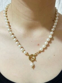 Conjunto de joyería de perlas con:1) Collar de perlas de 8mm con cuentas redondas doradas, diseño de doble capa, longitud de 20 pulgadas. 2) Pulsera de 7.8 pulgadas con cordón de perlas y hebilla OT personalizada. Es un set de joyería de perlas como regalo.