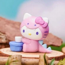 Miniso Figuras ciegas de la familia Sanrio con dinosaurios vestidos, hechas de PVC, con accesorios divertidos, perfectas para fans y decoración de habitaciones (1 pieza, entrega aleatoria)