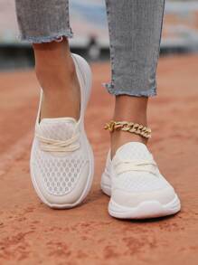 Atmungsaktive weiße Slip-On Sneaker für Damen, bequeme flache Schuhe für den Sommer