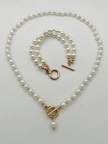 Conjunto de joyería de perlas con:1) Collar de perlas de 8mm con cuentas redondas doradas, diseño de doble capa, longitud de 20 pulgadas. 2) Pulsera de 7.8 pulgadas con cordón de perlas y hebilla OT personalizada. Es un set de joyería de perlas como regalo.