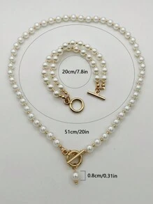 Conjunto de joyería de perlas con:1) Collar de perlas de 8mm con cuentas redondas doradas, diseño de doble capa, longitud de 20 pulgadas. 2) Pulsera de 7.8 pulgadas con cordón de perlas y hebilla OT personalizada. Es un set de joyería de perlas como regalo.