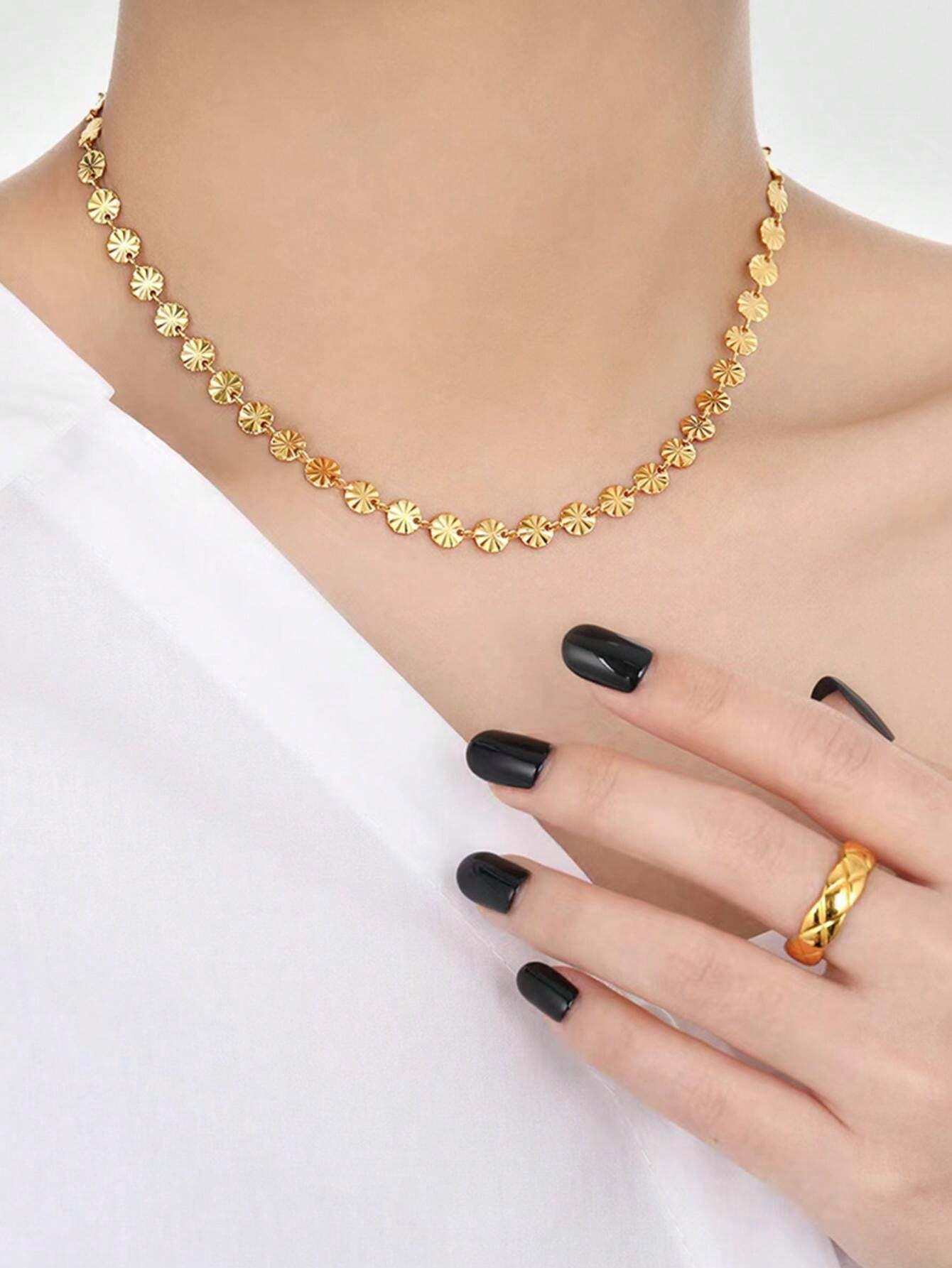 Eine schicke und elegante Halskette aus Edelstahl mit Schneeflocken ...