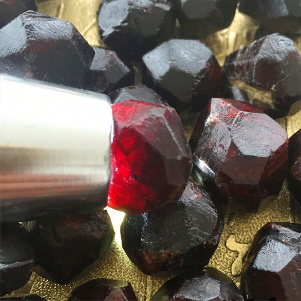 1/2/3pcs Natural Raw Garnet Crystals, Indoor Energy Home Decoration, DIY Jewelry Making Or Collectibles, Festival Gathering, Meditation, Yoga & Healing, Aesthetic Spiritual Stone, Best Holiday Gift