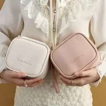 1 pièce Nouveau sac de maquillage de style crème, sac de rangement, sac cosmétique pour rouge à lèvres, portable et imperméable, petit et raffiné. Organisateur de voyage et de toilette. Accessoires avec fermeture éclair, cadeau essentiel.