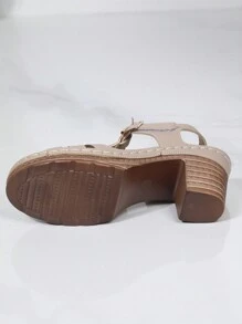 Sandali estivi khaki dal design coreano con tacco medio / alto e fondo spesso in gomma, cinturino con fibbia. Tacco a zeppa versatile con stile romano e design con cuciture a vista sul davanti. Leggeri, comodi e durevoli, disponibili in taglie grandi europee e americane per le donne