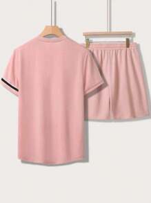 Conjunto deportivo de dos piezas para hombre con camiseta de cuello redondo de manga corta y pantalón corto con cordón de ajuste