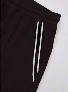 Conjunto deportivo de dos piezas para hombre con camiseta de cuello redondo de manga corta y pantalón corto con cordón de ajuste - Negro - Ver 5