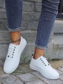 Zapatos blancos para mujeres, zapatillas de deporte con cordones estilo británico en un blanco puro, zapatos planos de corte bajo con punta redonda para monopatín, elegantes y transpirables, antideslizantes, ideales para estudiantes - Blanco - Ver 4