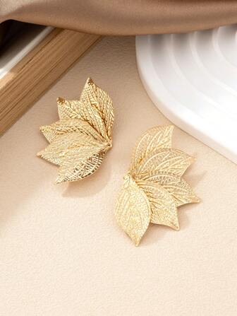 1 par de pendientes de botón con forma de hoja simétrica texturizada, elegantes y de moda, para mujeres. Regalo perfecto para unas vacaciones.