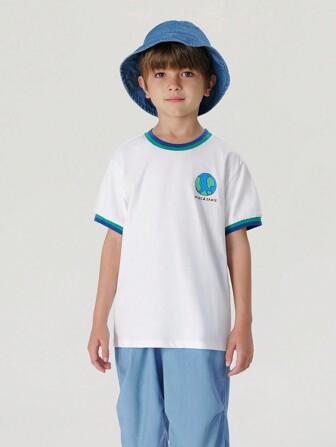 Ung pojke Fashionabla söta kontrastrandiga jordbokstäver med rund hals, kortärmad t-shirt för sommaren