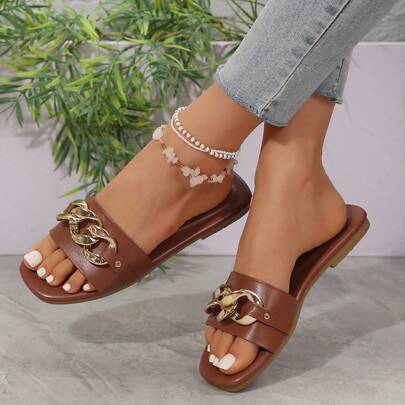 Zapatilla de casa de verano marrón para mujer con decoración de cadena, zapatilla plana cómoda y elegante para exteriores